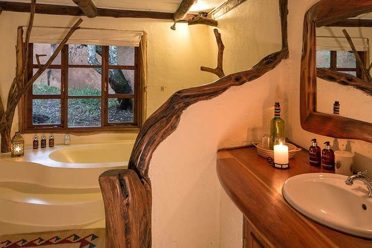 28 Mara House bathroom